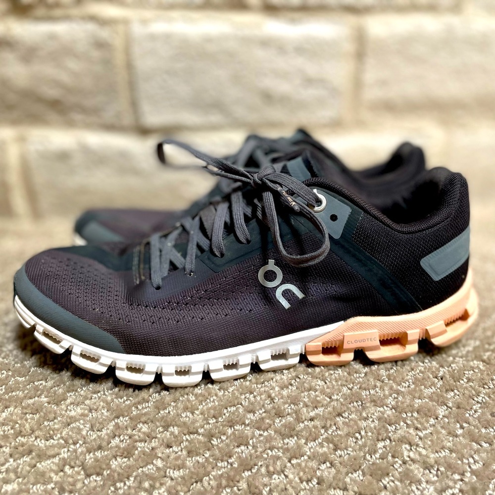 Womens ON cloud flow 6.5 GUC black and rose